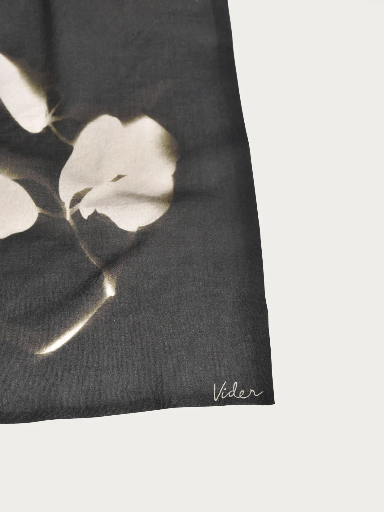 Trädgårdsscarf 'Wild Clematis' black/cream - Image 4